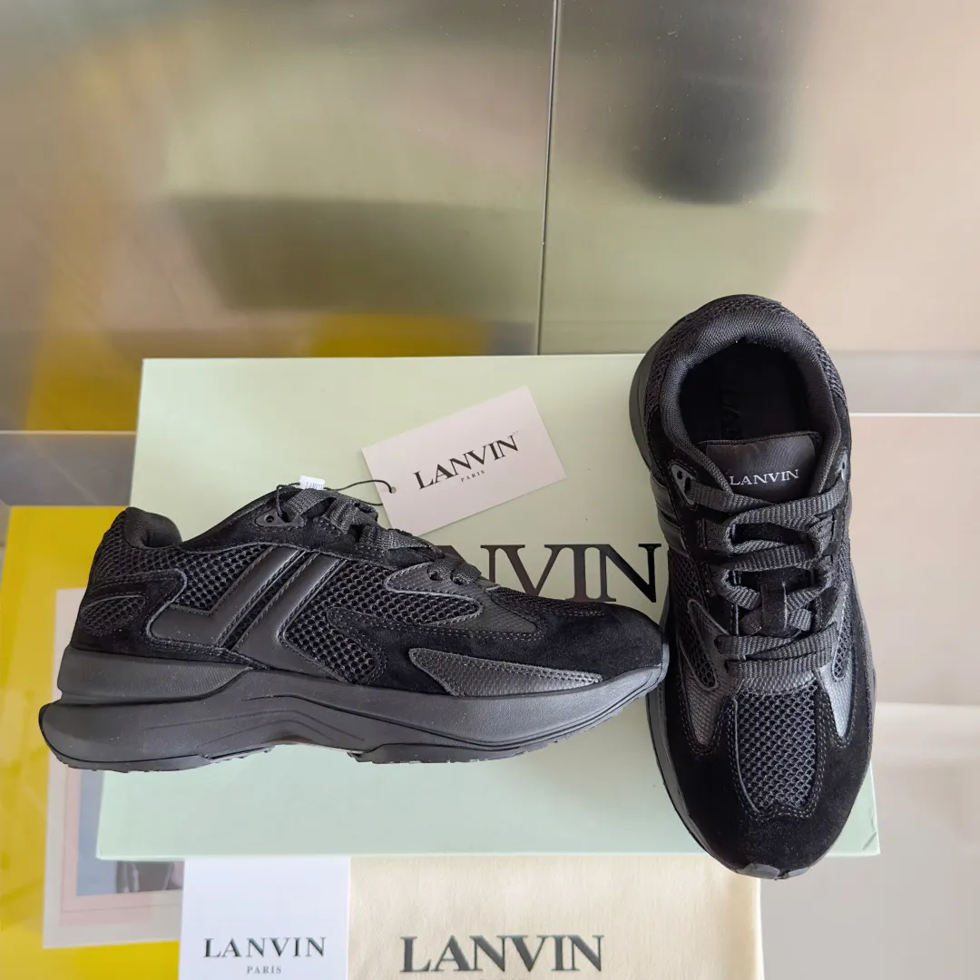 Top version: Couple model 290 Lanvin Lanvin's latest Jla series Couple model Mesh Thick sole Casual sports shoes Running shoes Original purchase, development and production This men's and women's sports shoes are light and comfortable, and the mesh design makes the uppers lighter. They are not afraid of stuffy feet, and the shoes look fashionable when paired with skirts and trousers. The upper is decorated with LANVIN's classic •J logo. The curved lines pay tribute to the circular element of the LANVIN logo, showing the brand's ingenuity. This shoe combines sports, fashion and craftsmanship. The delivery counter has exquisite packaging 🛍📦 ▪️ Fabric: Original customized mesh + cowhide ▪️ Lining: Original imported breathable mesh ▪️ Sole: Exclusive molded foam + TPU material ▪️ Bottom thickness: 4CM ▪️ Size: Women's 35-41 / Men's 39-45
